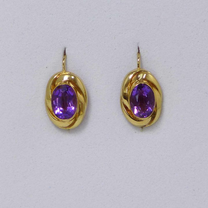 Semi pendant earrings in gold with dark amethysts