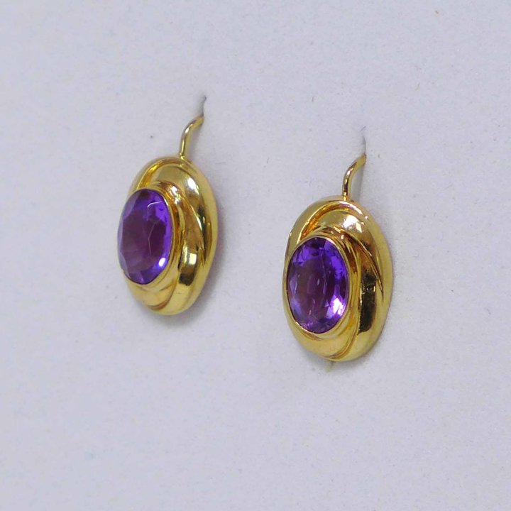 Semi pendant earrings in gold with dark amethysts