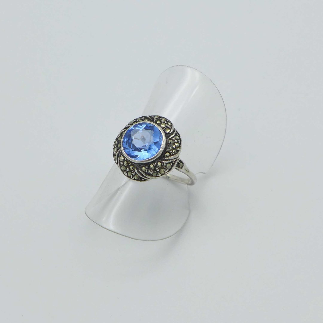 Art Déco Ring Blüte mit blauem Kristall und Markasiten