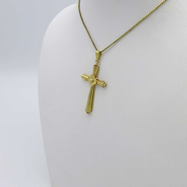 18 carat gold cross with flower