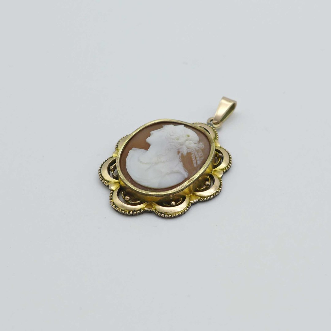 Gold doublée pendant with cameo 
