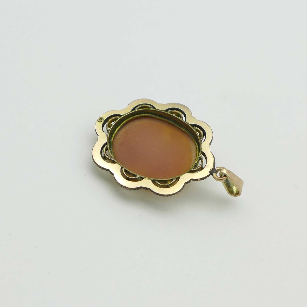 Gold doublée pendant with cameo 