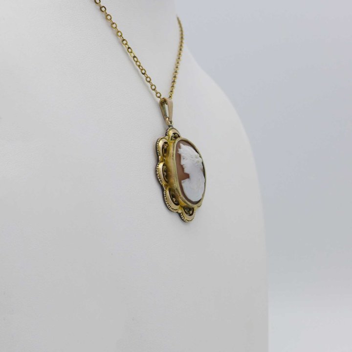 Gold doublée pendant with cameo