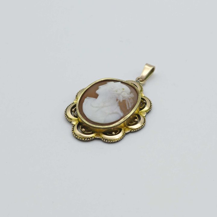 Gold doublée pendant with cameo