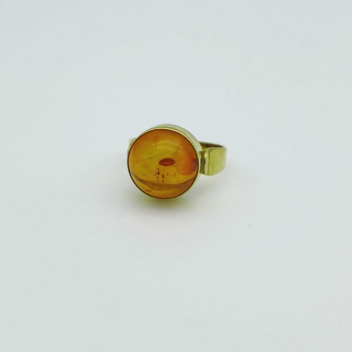 Vergoldeter Ring mit rundem Bernsteincabochon