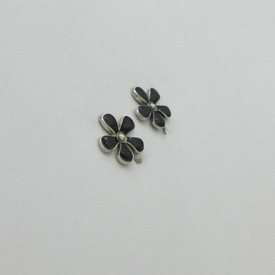 Silberohrclips mit schwarzer Email-Blüte