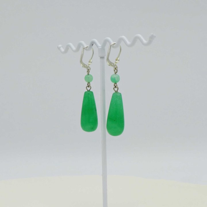 Ohrringe mit großen Jadetropfen