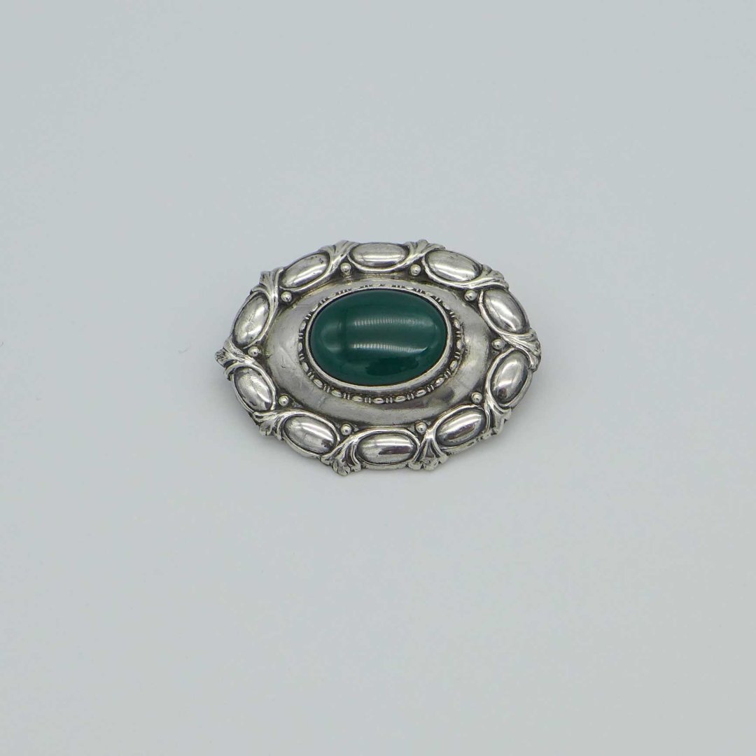 Driven Art Nouveau Brooch with Green Agate 