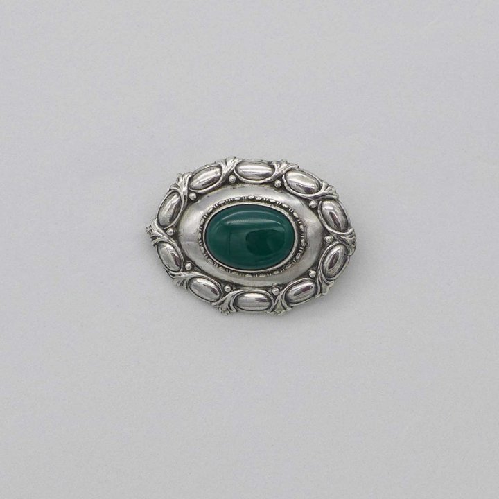 Driven Art Nouveau Brooch with Green Agate