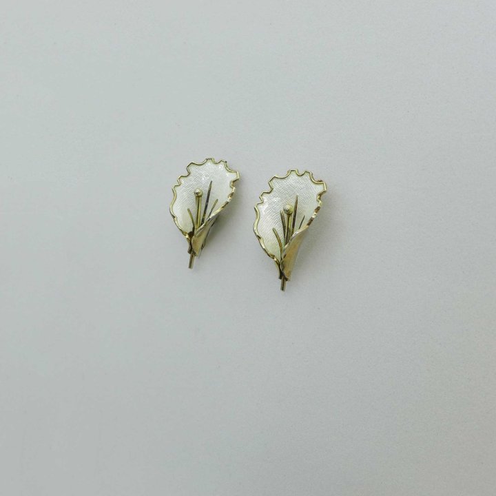 Aksel Holmsen - Enamelled ear screw white flowers.