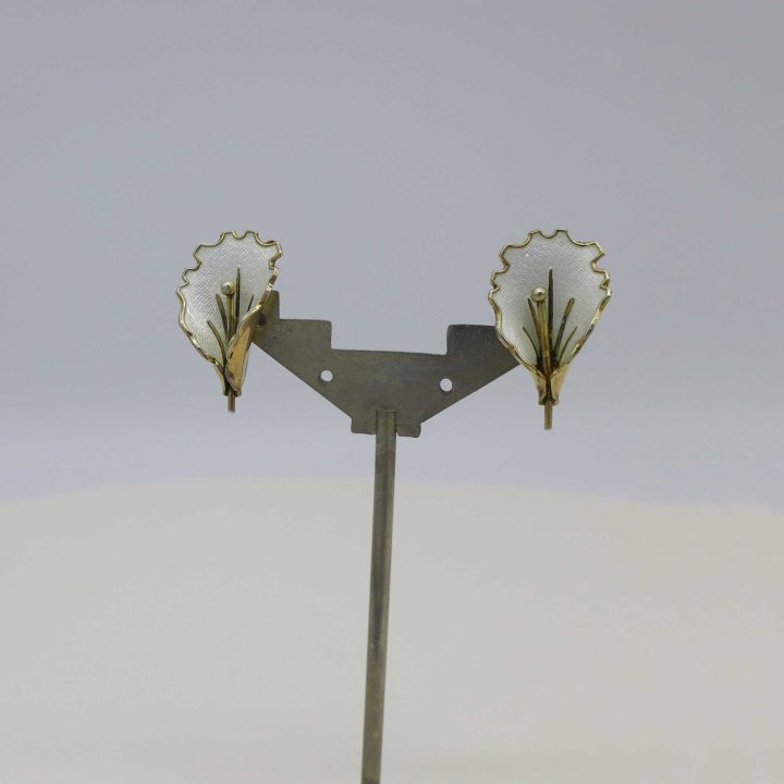 Aksel Holmsen - Emaillierte Ohrschrauber weiße Blüten