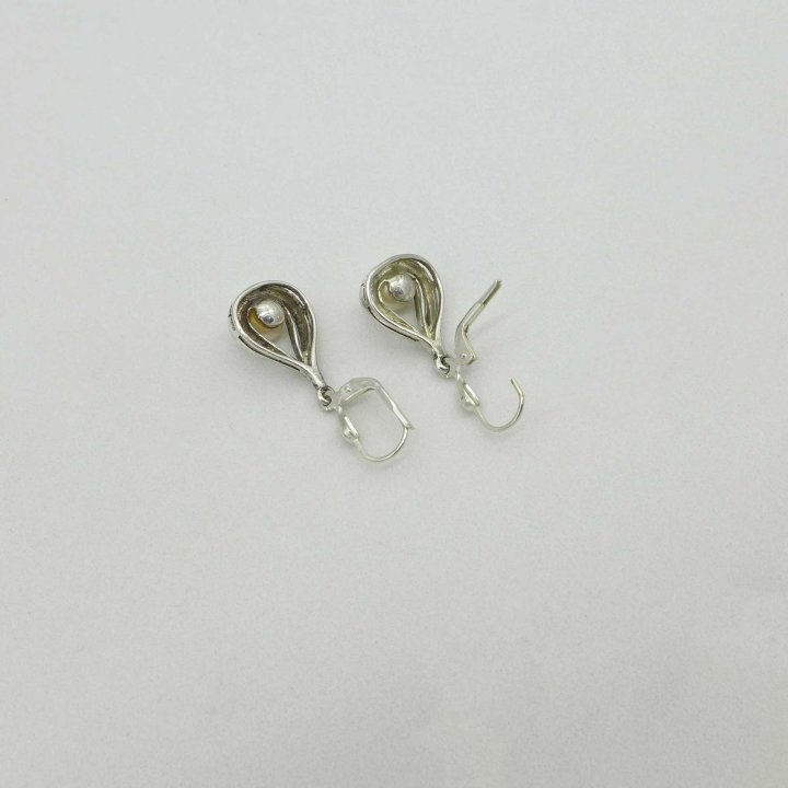 Silver earrings with pearl pendants