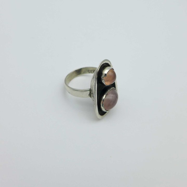 Georg Kramer - Triangular ring with rose quartz