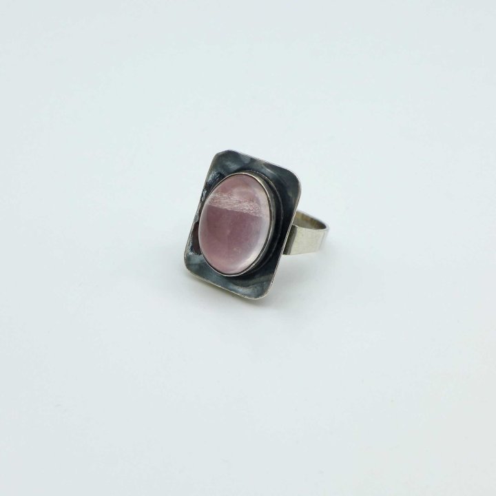 Rectangular silver ring with rose quartz