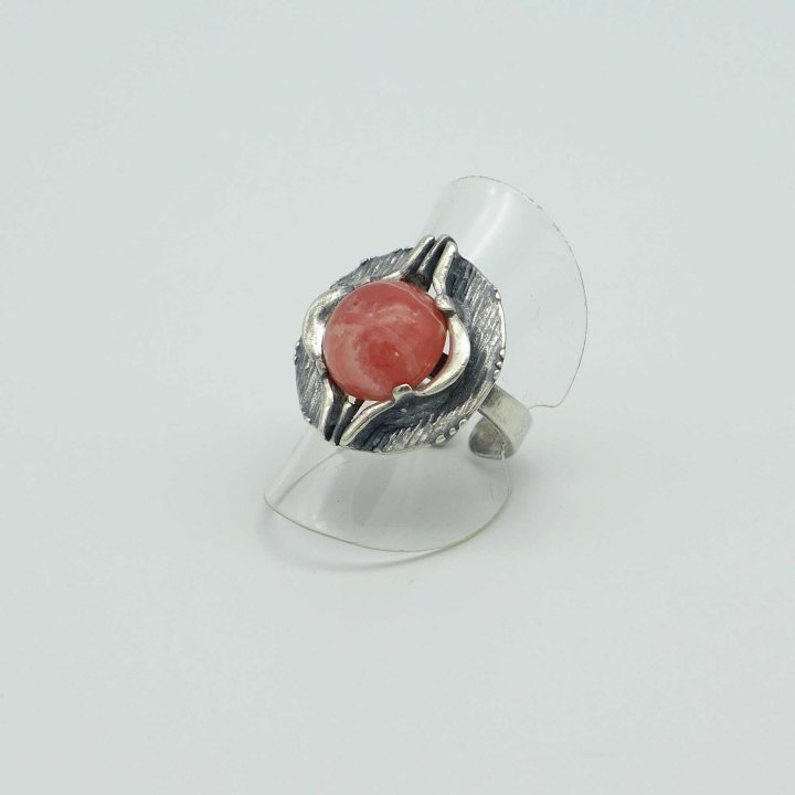 Theodor Klotz - Round silver ring with rhodochrosite