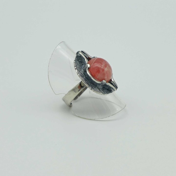 Theodor Klotz - Round silver ring with rhodochrosite