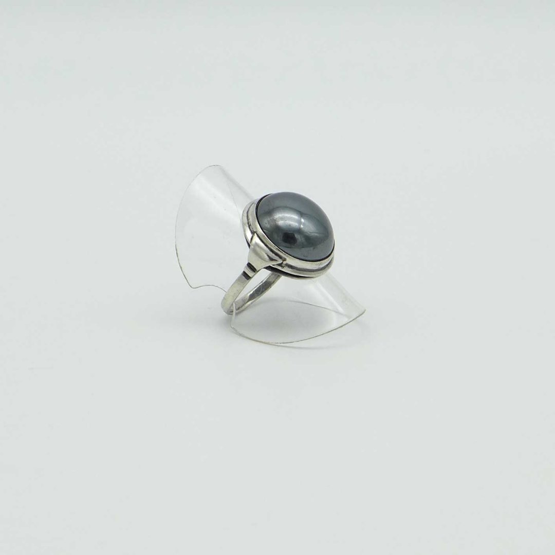 Circular silver ring with hematite