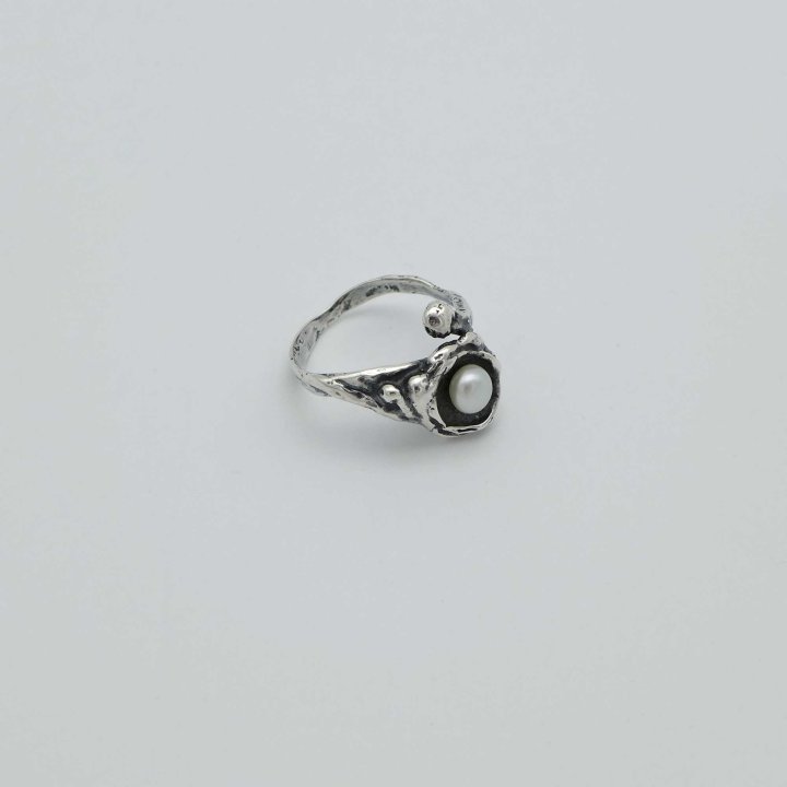 Brutalist silver ring with pearl
