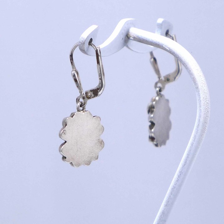 Earrings with silver flowers