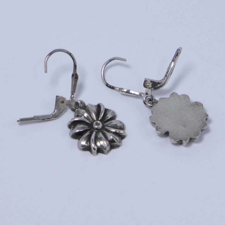 Earrings with silver flowers
