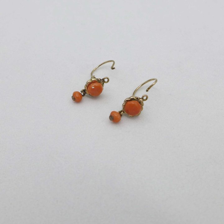 Small coral earrings in rose gold
