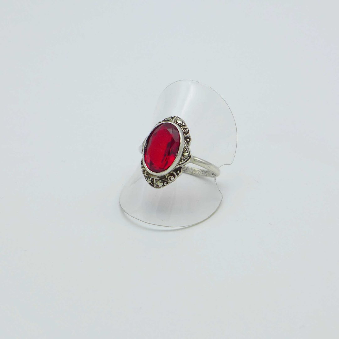 Art Déco Ring mit rotem Spinell und Markasiten