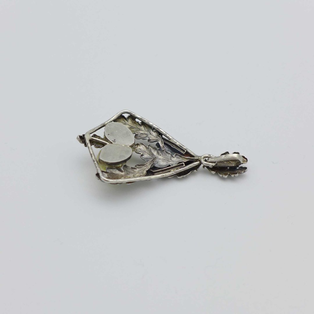 Silver pendant with deer teeth and oak leaf motif