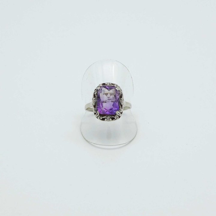Silver ring with amethyst and flower pattern