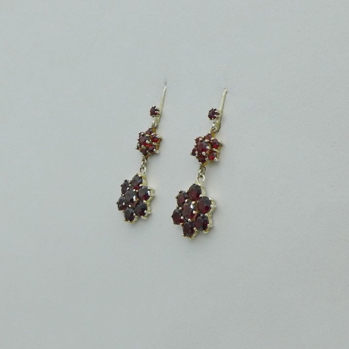 Große Ohrringe mit Granatblüten