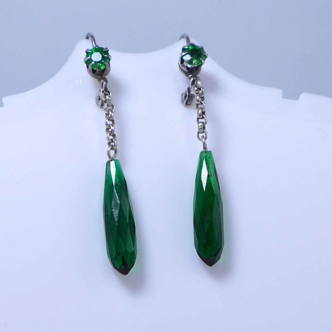 Earrings with faceted green drops
