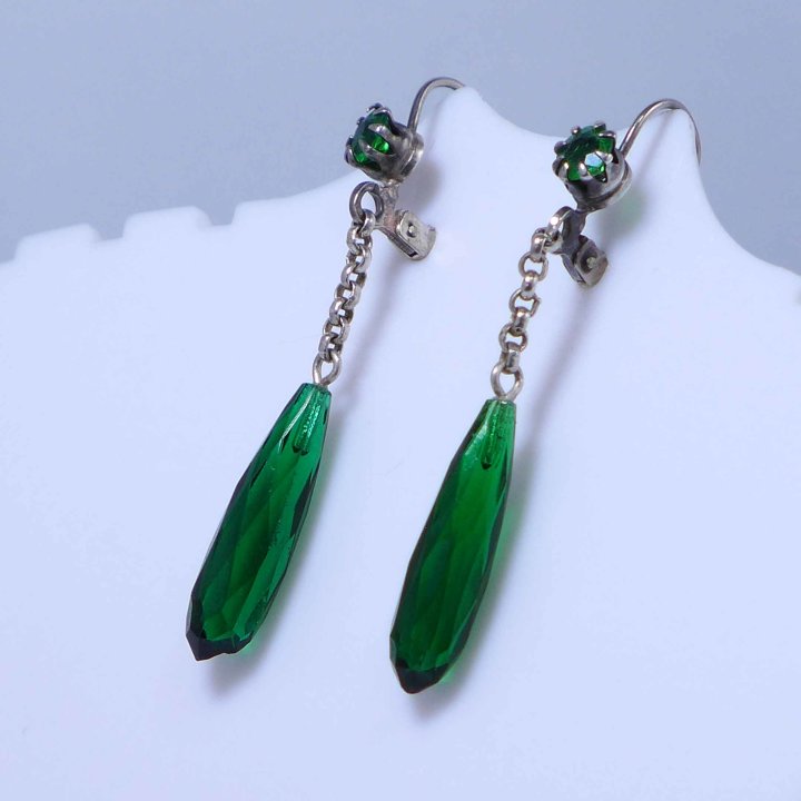 Earrings with faceted green drops