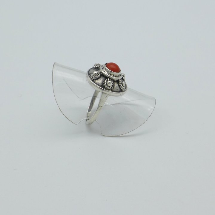 Round ring with coral