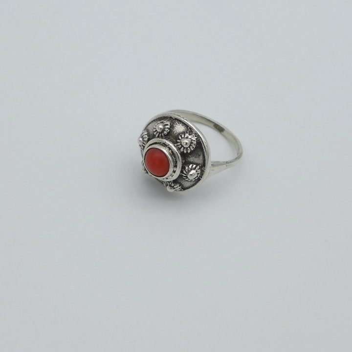 Round ring with coral