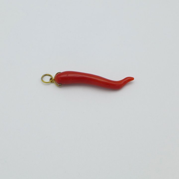 Gold pendant with natural coral