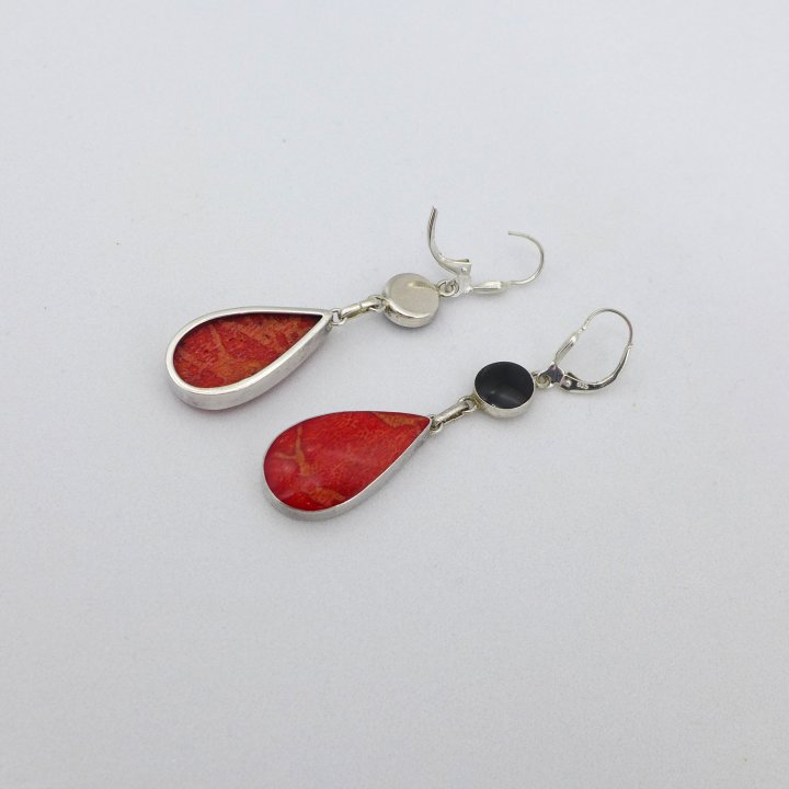 Long earrings with root coral and onyx