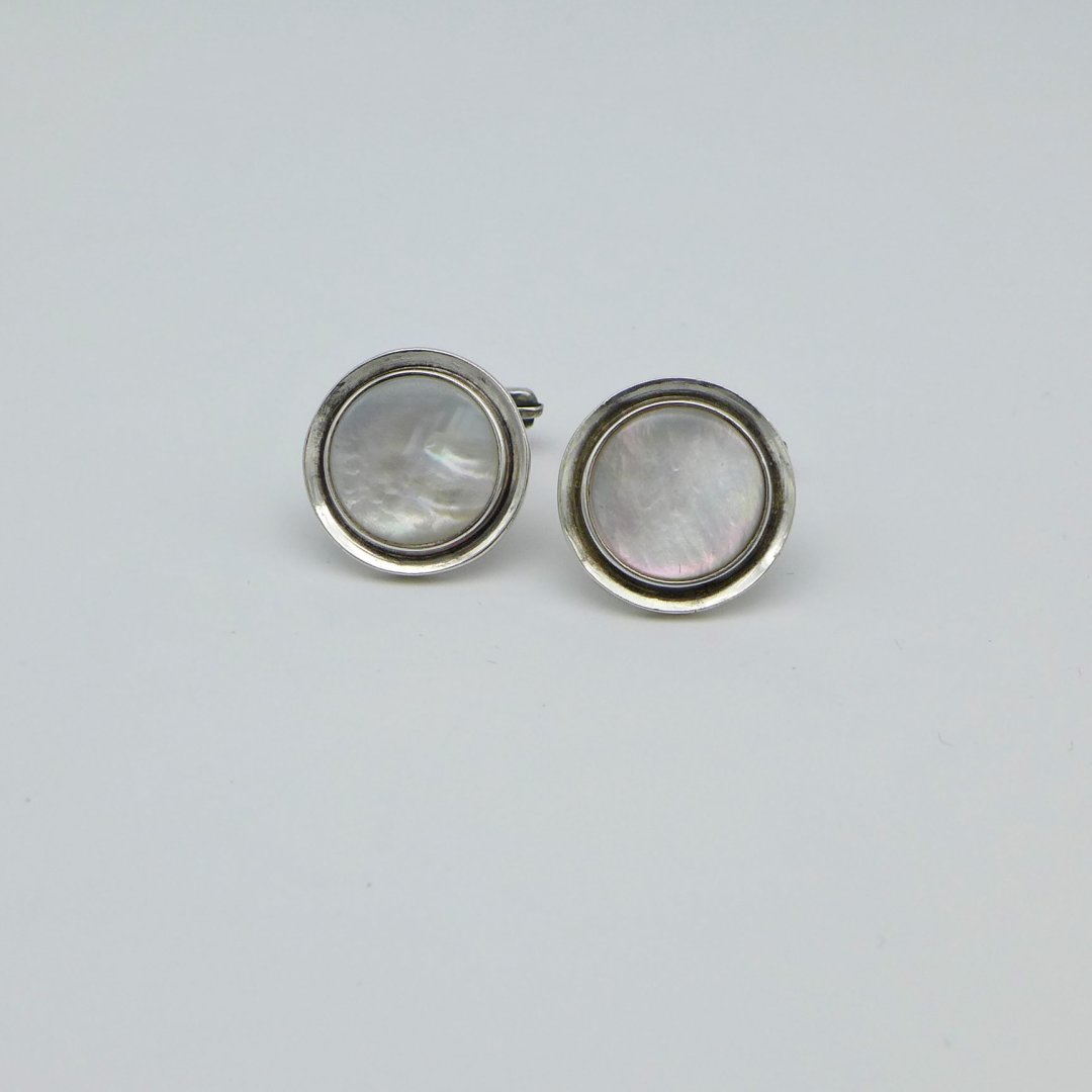 Round Cufflinks with Mother of Pearl