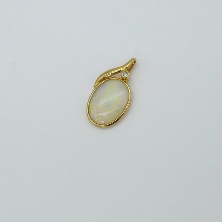 Opal pendant with diamond in rose gold
