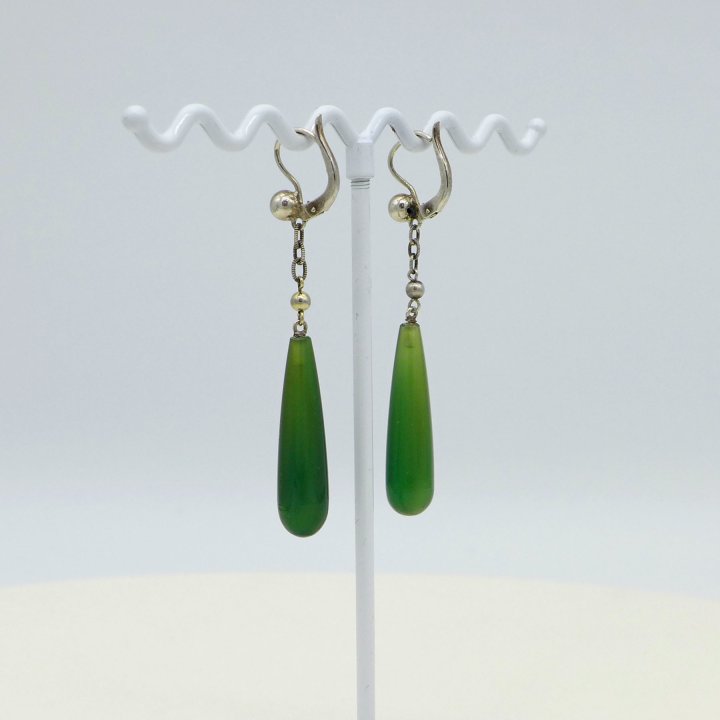 Ohrringe mit grünen Achatpampeln