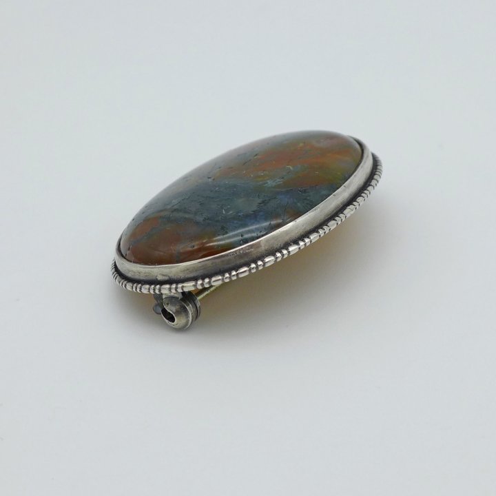 Brooch with large moss agate