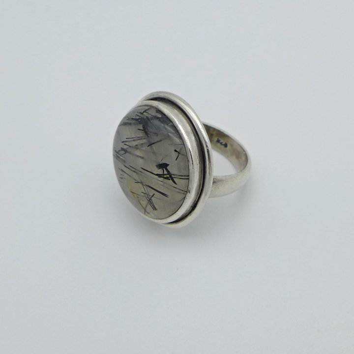 Circular ring with rutile quartz