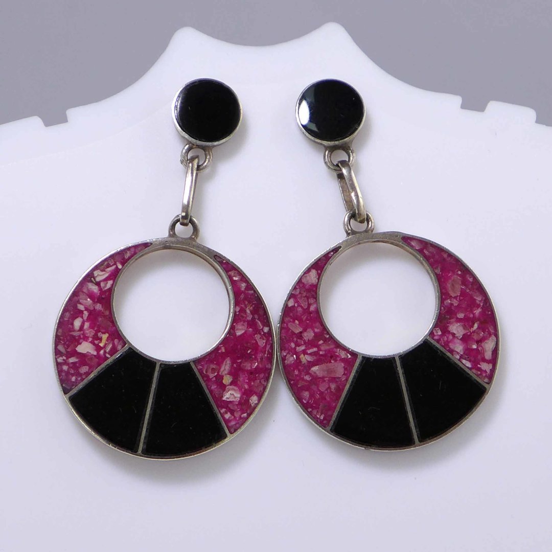Silver earrings with rings in pink and black