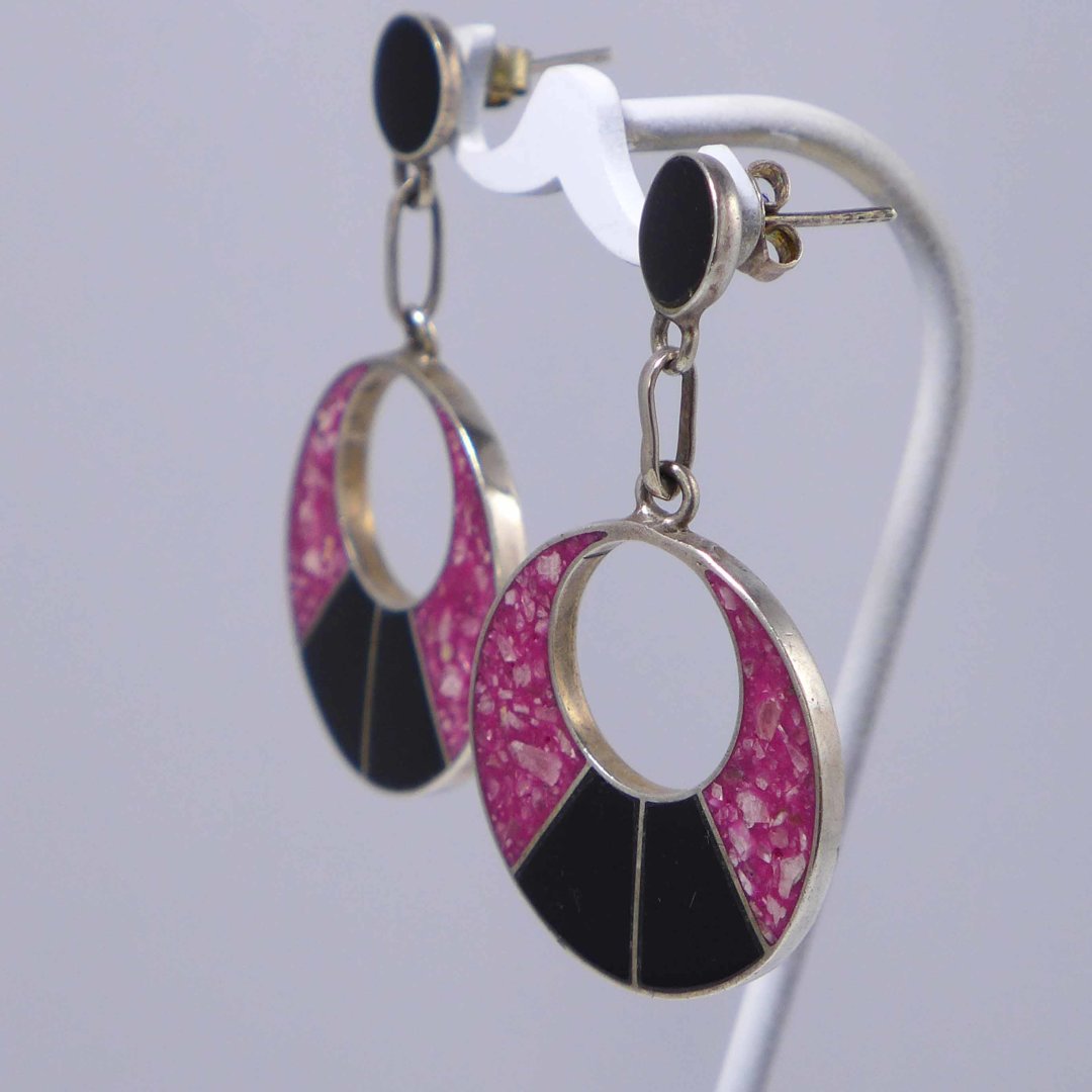 Silver earrings with rings in pink and black