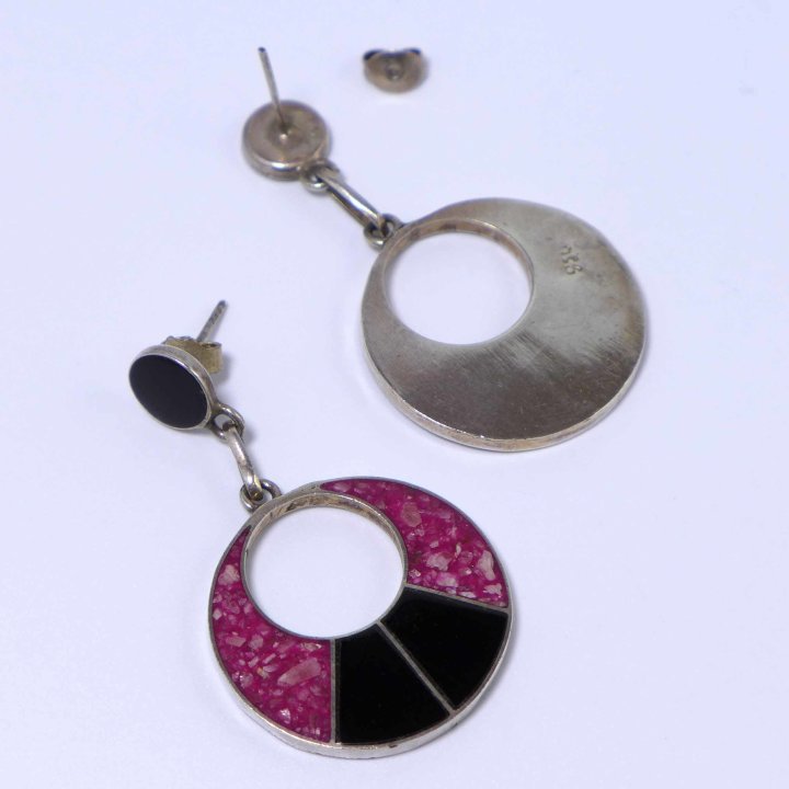 Silber-Ohrstecker mit Kringeln in Pink und Schwarz