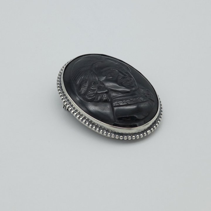 Brooch Mozart with engraved onyx