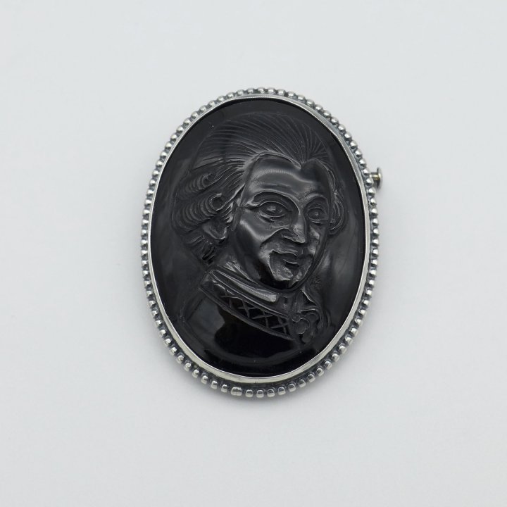 Brooch Mozart with engraved onyx