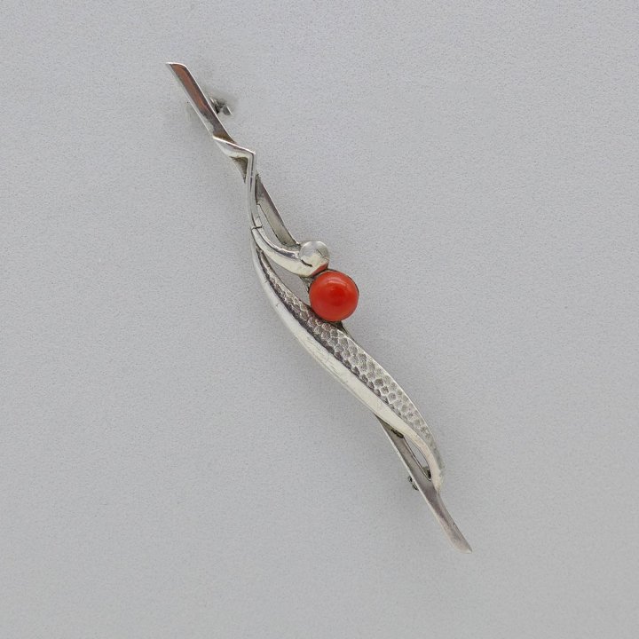 Art Deco Bar Brooch with Coral
