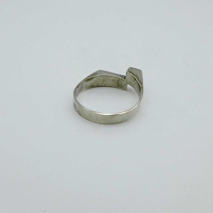Slim silver ring with lapis lazuli