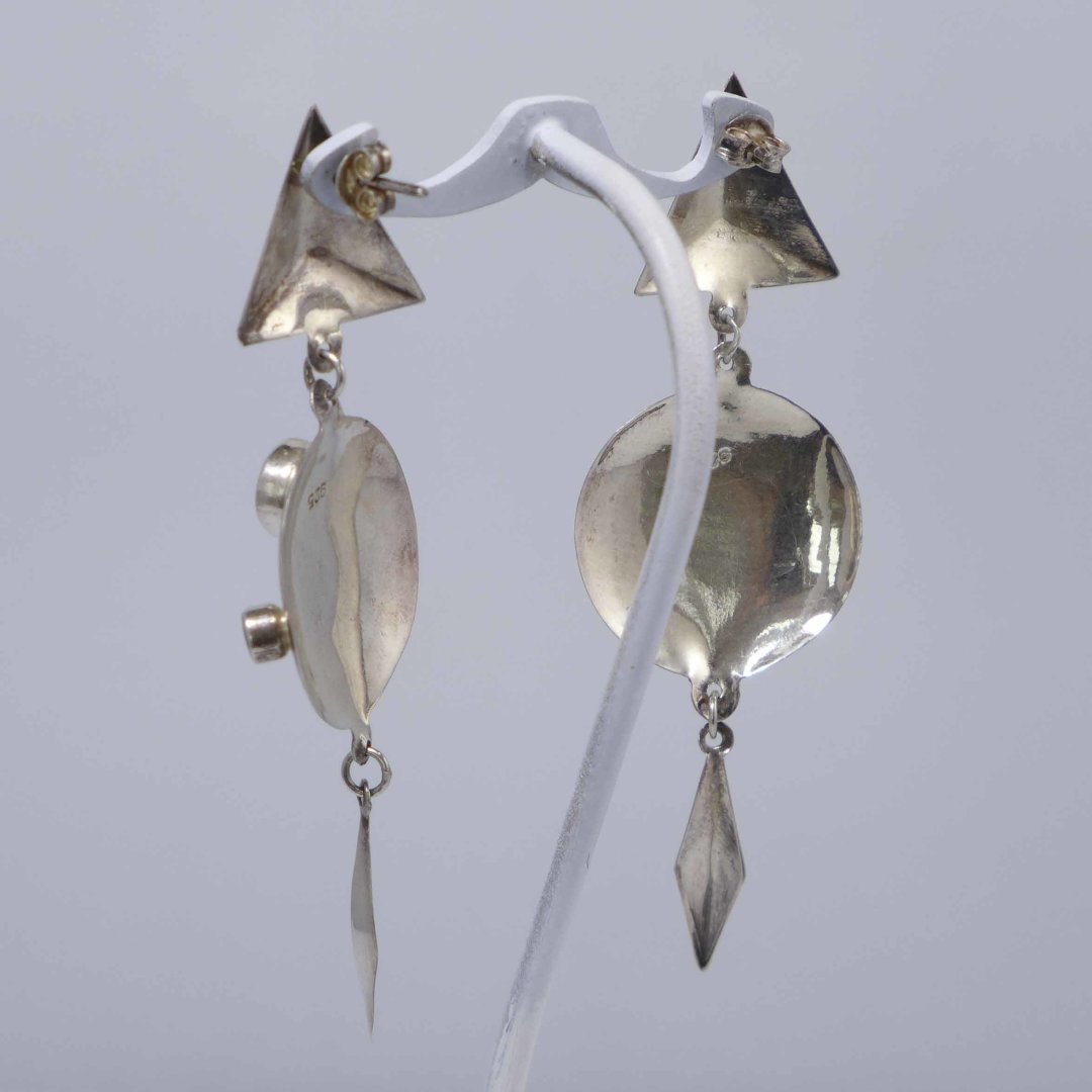 Geometric stud earrings with onyx