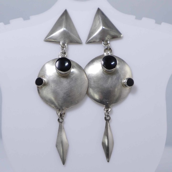 Geometric stud earrings with onyx