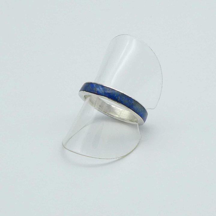 Hoop ring with lapis lazuli